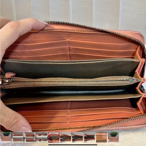 EUC NO CALLOUTS Bottega Vanetta Full Zip Wallet - Picture 4 of 8